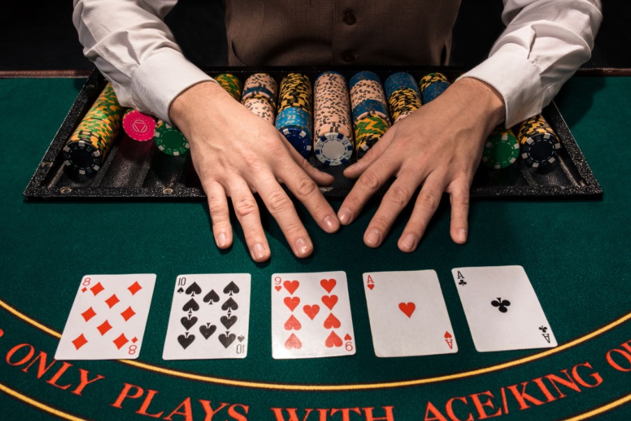 Poker hand layouts and winning hands for a casual casino player